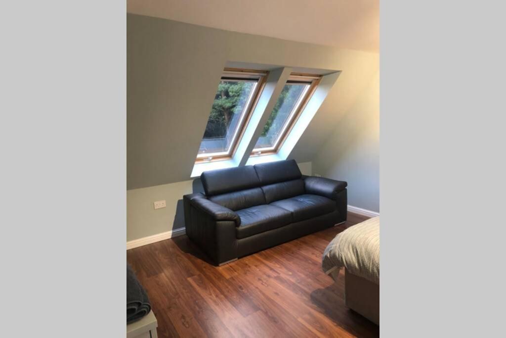 Private Coach House In Gated *