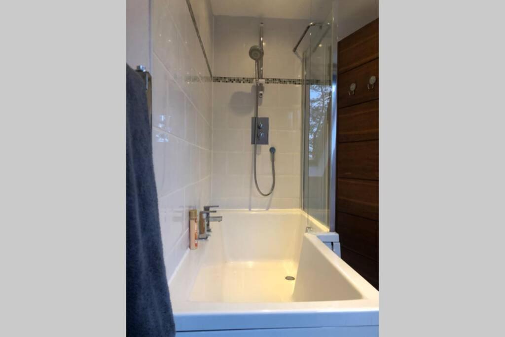 Private Coach House In Gated Apartment Stirling